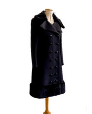 1960s vintage long warm black wool winter coat with fur collar and slim waist (1)