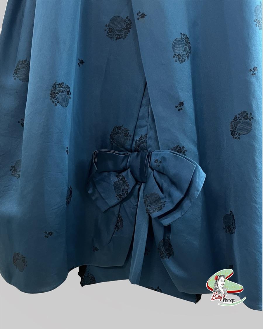 robe de soirée - robe de soirée bleue- robe de soirée vintage - robe bleue - robe vintage - robe en satin bleu - robe en satin bleu vintage - robe en satin - années 1950 - 1950's - fifty- fifties - blue dress - blue satin dress - vintage dress - vintage blue dress