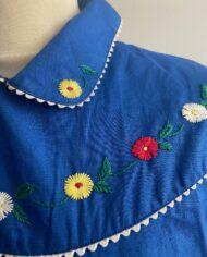 Robe en coton bleu foncé vintage de 1950, à fleurs brodées