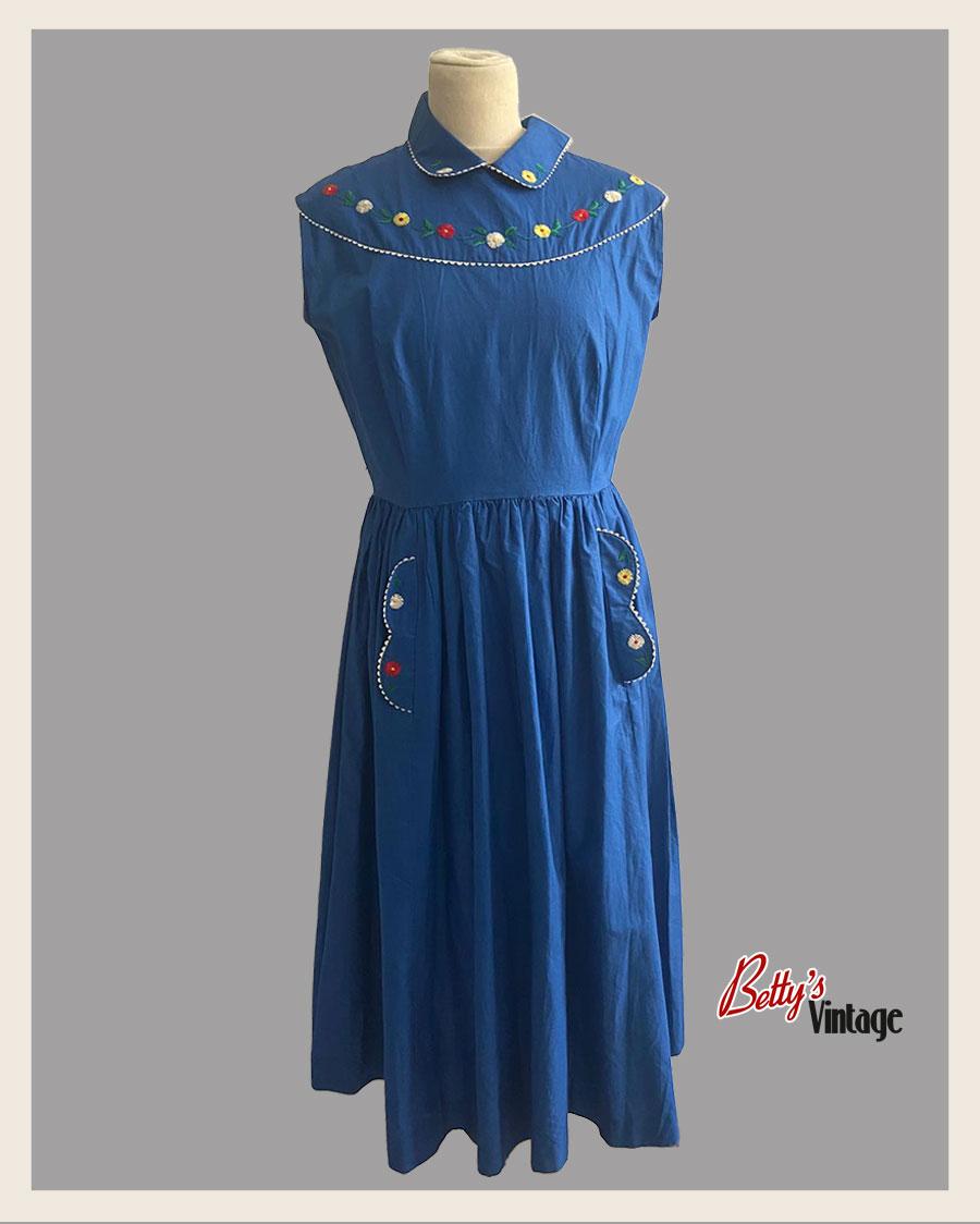 Robe-robe retro-robe vintage-robe de 1950- robe de coton- robe bleu foncé - robe NOS- robe à fleurs brodées- robe col claudine- retro dress- vintage dress-1950's dress- blue dress