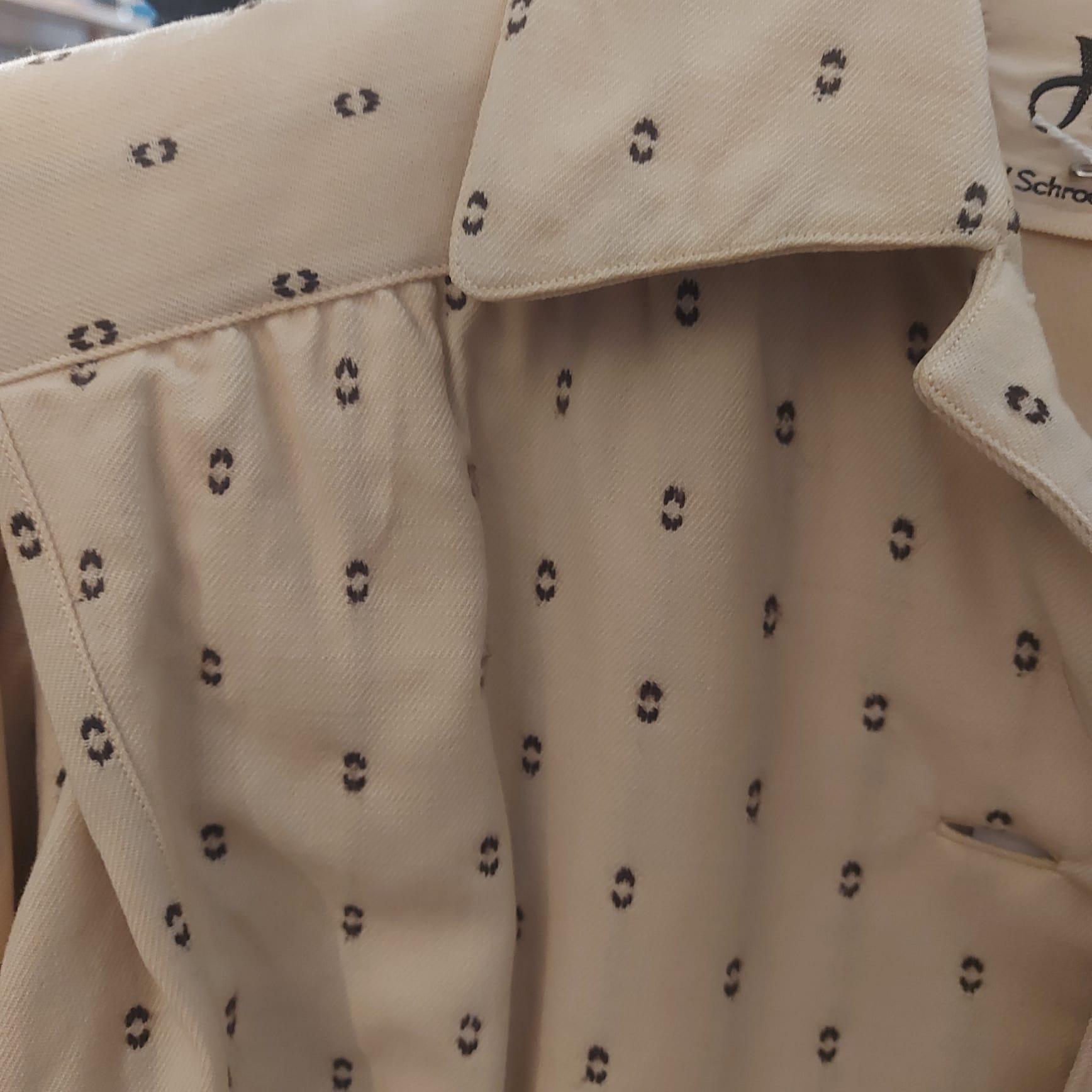 détail tailleur vintage années 1940 en laine crème à motif marron veste épaulettes doublure crêpe de soie made in USA pièce unique