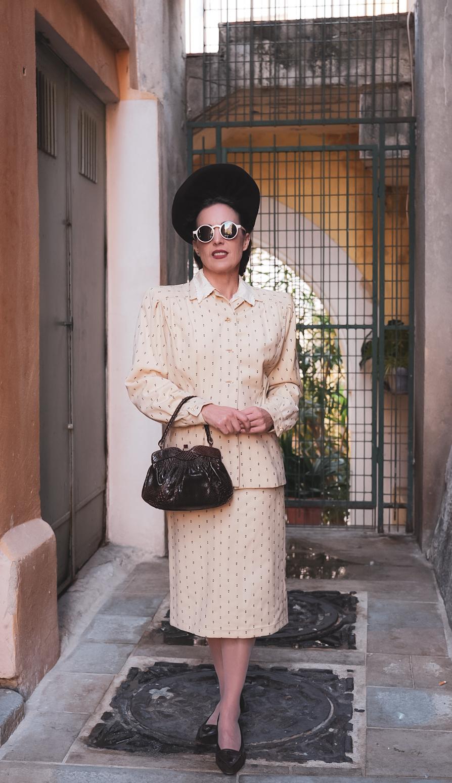 tailleur jupe vintage années 1940 en laine crème à motif marron Hixons Milwaukee made in USA veste cintrée épaulettes col jupe droite pièce unique