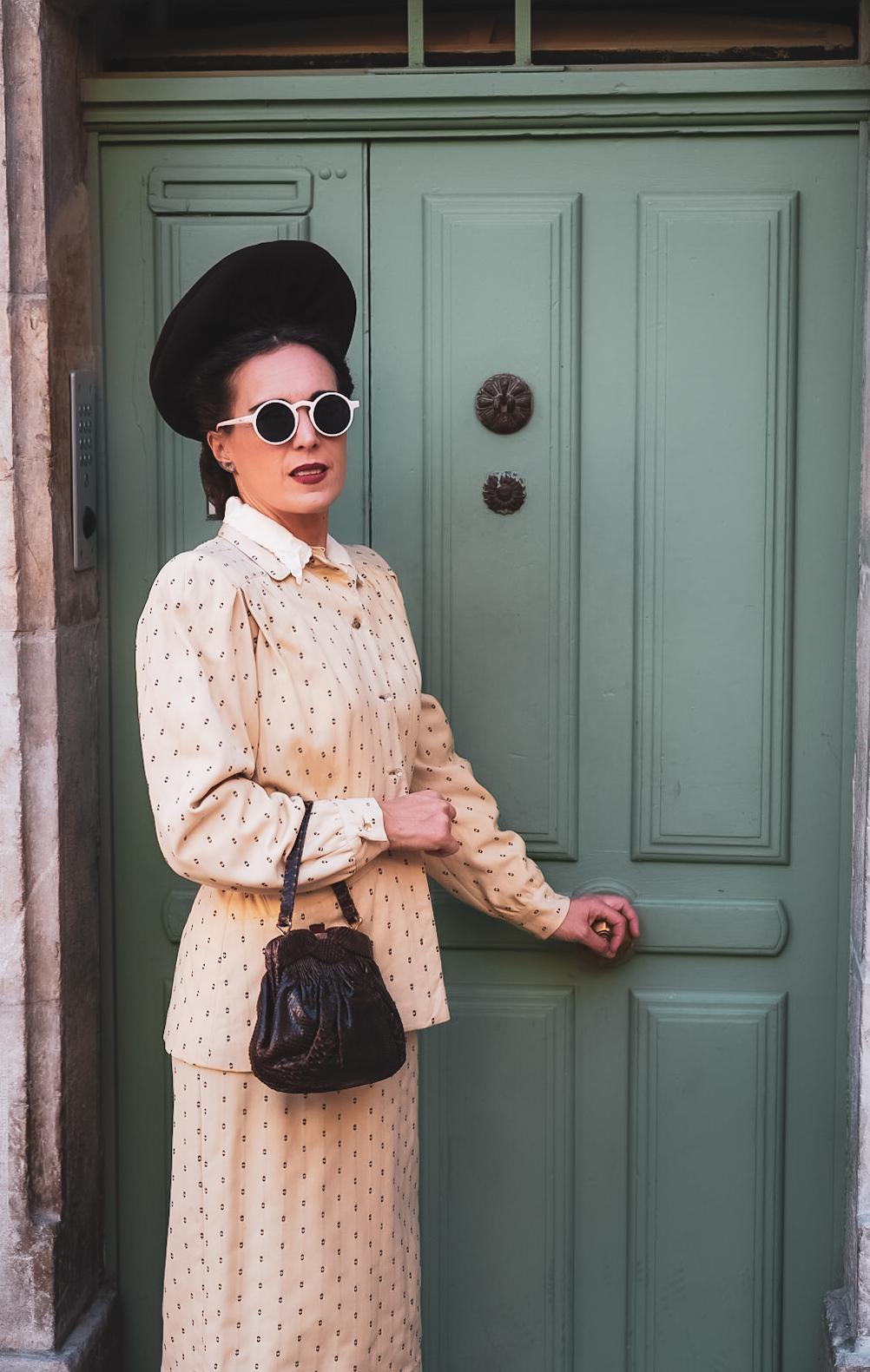 tailleur jupe vintage années 1940 en laine crème à motif marron Hixons Milwaukee made in USA veste cintrée épaulettes col jupe droite pièce unique