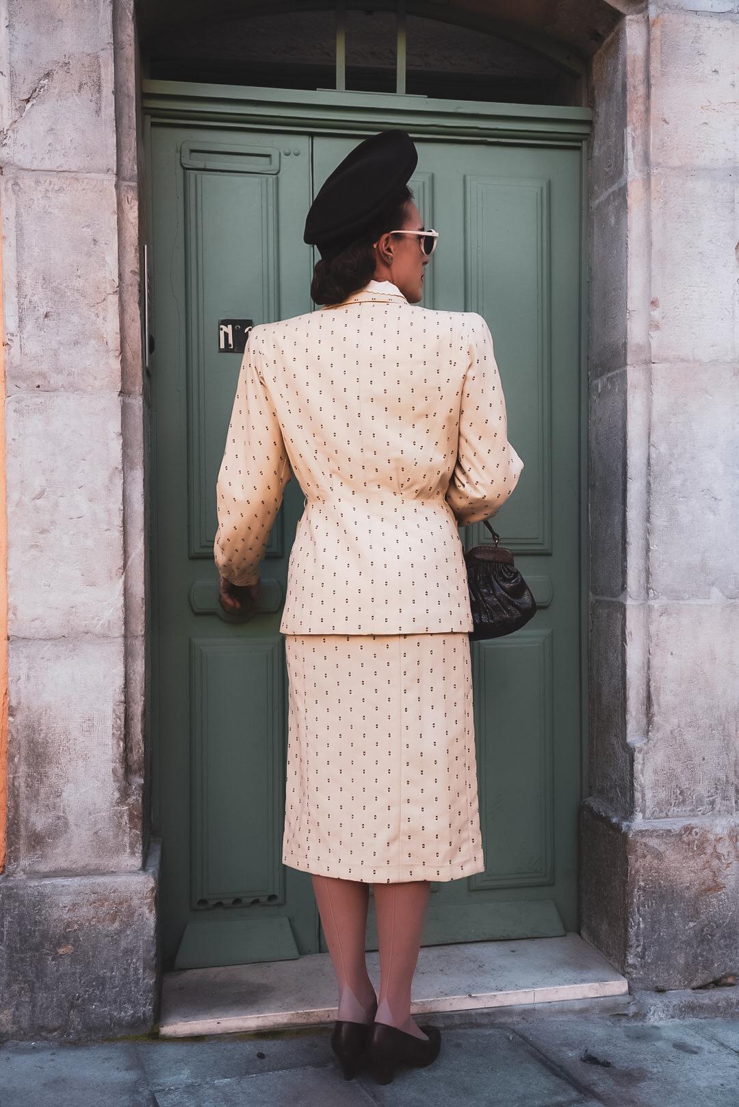 tailleur jupe vintage années 1940 vu de dos laine crème motif marron veste cintrée taille marquée jupe droite Hixons made in USA pièce unique